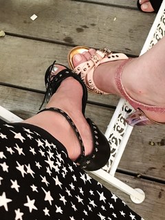 Elle Fanning feet photo thumbnail