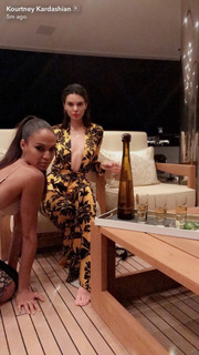 Kendall Jenner feet photo thumbnail