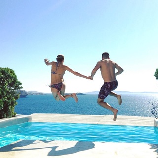 Katie Cassidy feet photo thumbnail