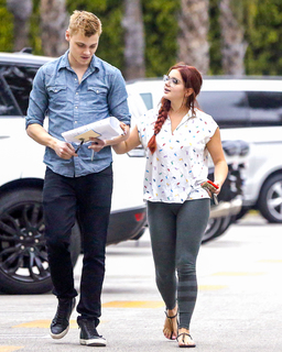 Ariel Winter feet photo thumbnail