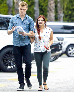 Ariel Winter feet photo thumbnail