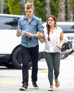 Ariel Winter feet photo thumbnail