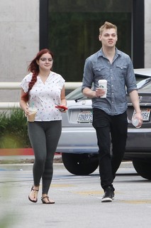 Ariel Winter feet photo thumbnail
