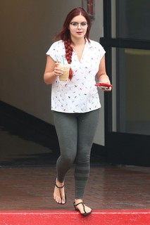 Ariel Winter feet photo thumbnail