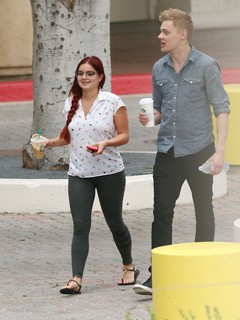 Ariel Winter feet photo thumbnail