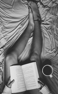 Isis Valverde feet photo thumbnail