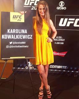 Karolina Kowalkiewicz feet photo thumbnail