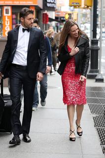 Hilary Swank feet photo thumbnail