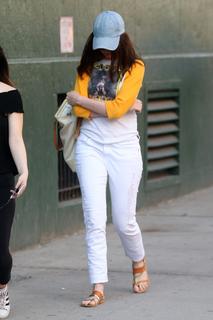 Anne Hathaway feet photo thumbnail