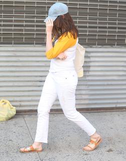 Anne Hathaway feet photo thumbnail