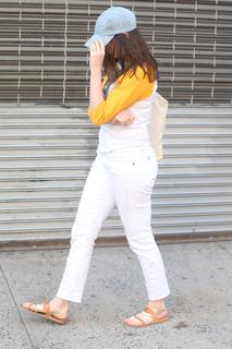Anne Hathaway feet photo thumbnail