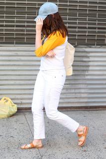 Anne Hathaway feet photo thumbnail
