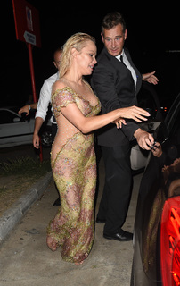 Pamela Anderson feet photo thumbnail