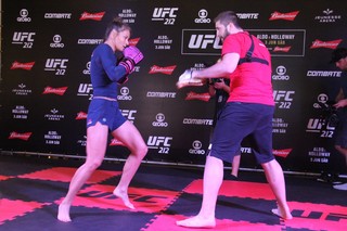 Karolina Kowalkiewicz feet photo thumbnail
