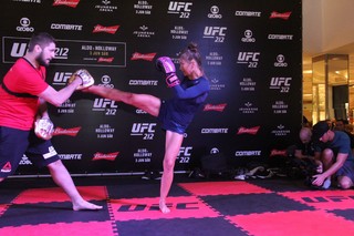 Karolina Kowalkiewicz feet photo thumbnail