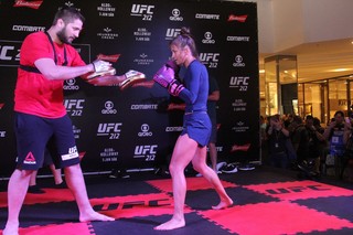 Karolina Kowalkiewicz feet photo thumbnail