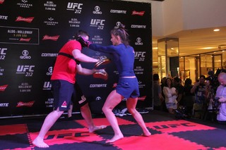 Karolina Kowalkiewicz feet photo thumbnail