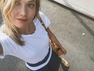 Karlie Kloss feet photo thumbnail