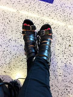 Lisa Robertson feet photo thumbnail