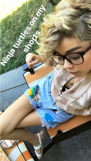 Sarah Hyland feet photo thumbnail