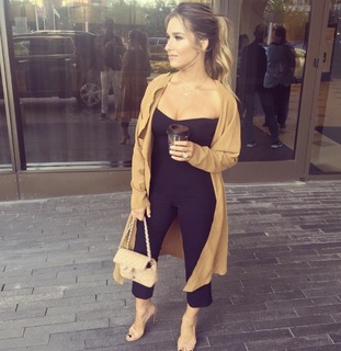 Jessie James Decker feet photo thumbnail