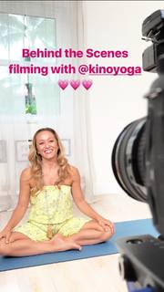 Kino MacGregor feet photo thumbnail