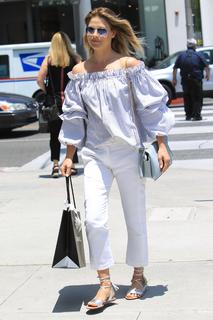 Ali Larter feet photo thumbnail