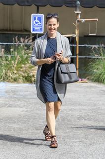 Jennifer Garner feet photo thumbnail