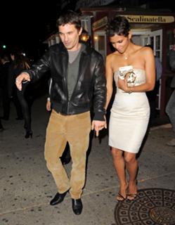 Halle Berry feet photo thumbnail