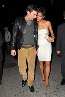 Halle Berry feet photo thumbnail