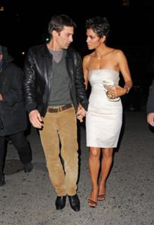 Halle Berry feet photo thumbnail