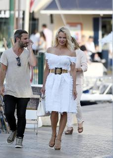 Pamela Anderson feet photo thumbnail