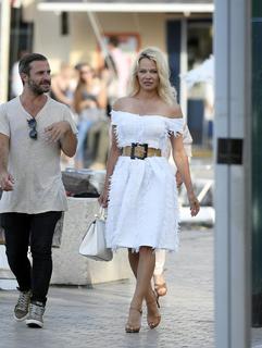 Pamela Anderson feet photo thumbnail