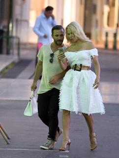 Pamela Anderson feet photo thumbnail