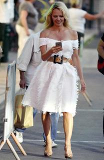 Pamela Anderson feet photo thumbnail