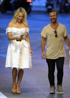 Pamela Anderson feet photo thumbnail