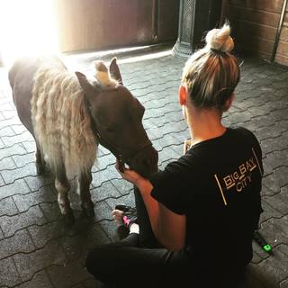 Kaley Cuoco feet photo thumbnail