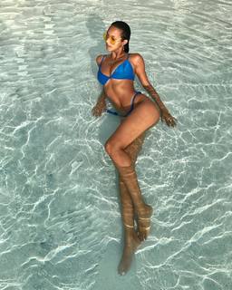 Lais Ribeiro feet photo thumbnail