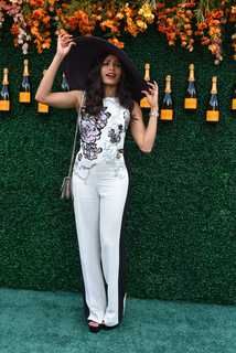 Freida Pinto feet photo thumbnail