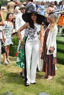 Freida Pinto feet photo thumbnail