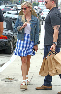 Reese Witherspoon feet photo thumbnail