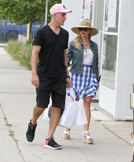 Reese Witherspoon feet photo thumbnail