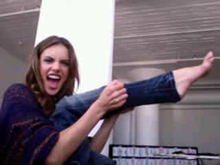 Alessandra Ambrosio feet photo thumbnail