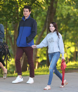 Emma Roberts feet photo thumbnail