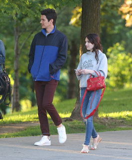 Emma Roberts feet photo thumbnail