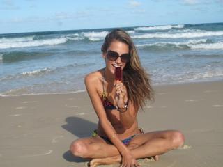 Alessandra Ambrosio feet photo thumbnail