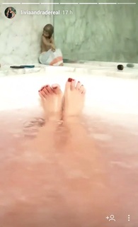 Lívia Andrade feet photo thumbnail