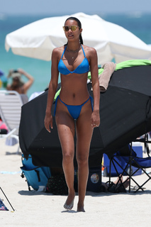Lais Ribeiro feet photo thumbnail