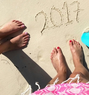 Reese Witherspoon feet photo thumbnail