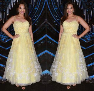 Sonakshi Sinha feet photo thumbnail